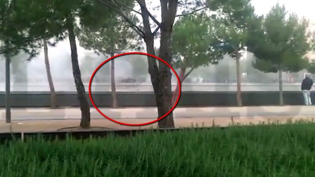 Guy killed by brazilian soccer fans, drown into river. Crazy Footage!