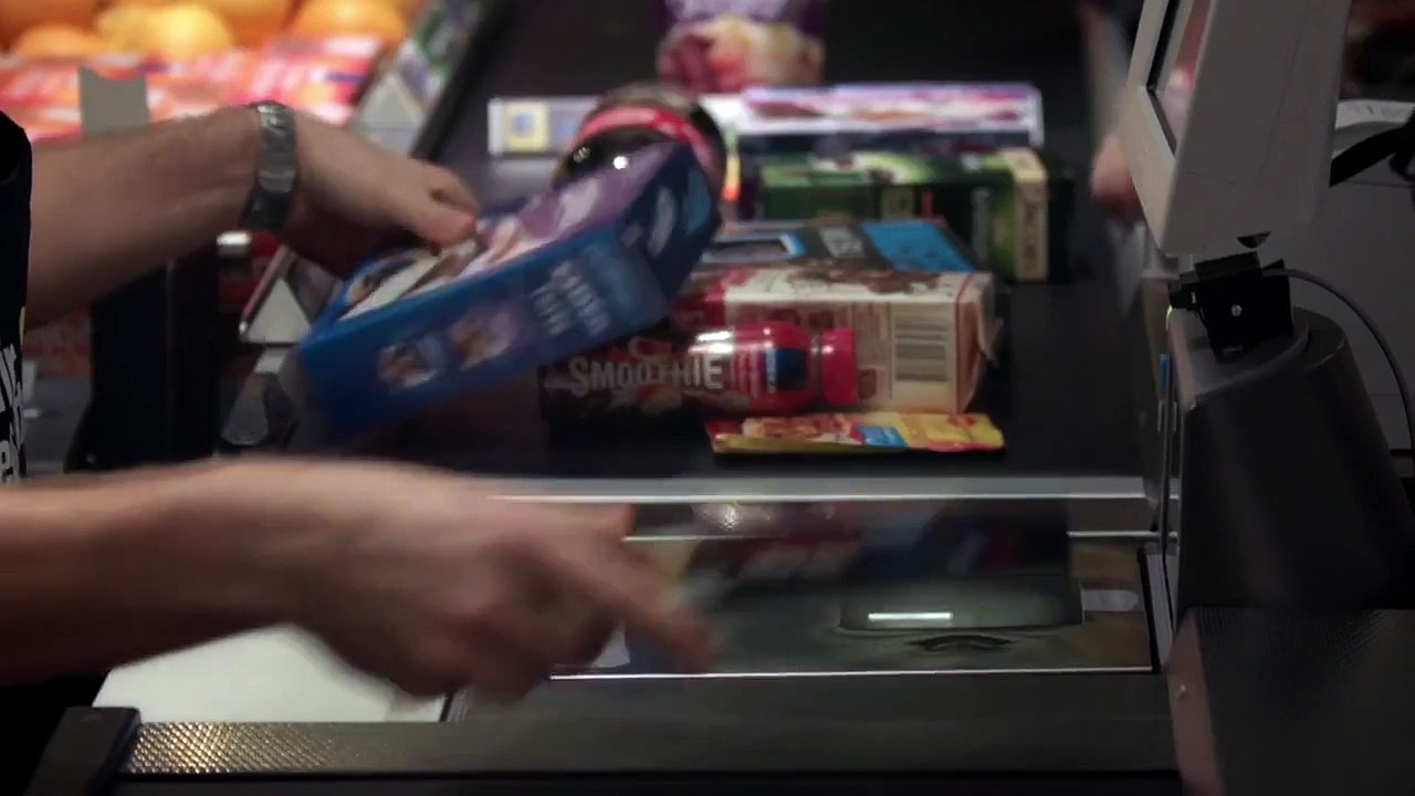 Ce supermarché semble ordinaire mais quand on éteint les lumières ce qui se passe est incroyable