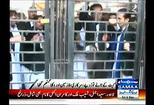 Clash between Lawyers & KPK Health employees over Car Parking in Peshawar