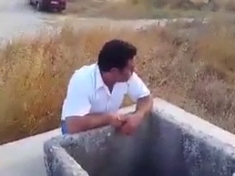 KUYUYA KURAN OKUYAN HAFIZ DİNLERKEN MEST OLACAKSINIZ.. YOK BÖYLE BİR ŞEY... Kuyuya okunan KURAN'ı KERİM tilaveti mest etti