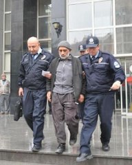 Atatürk Büstüne Balyozla Saldırdı