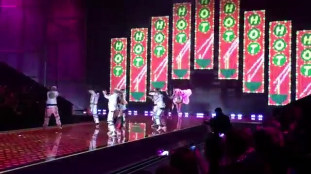 Ariana Grande frappée au visage au défilé Victoria's Secret