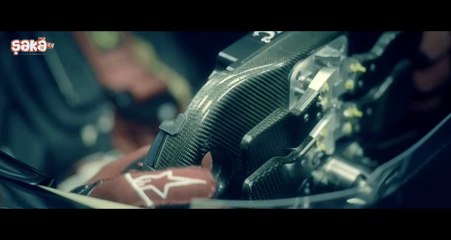 F1 Aracının Üstünden Tırla Atlamak