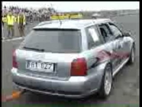 Audi RS4 Run Monstrueux regarde les pots d'echappement