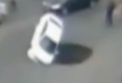 Chine : une voiture tombe dans un trou géant - ZAPPING ACTU HEBDO DU 06/12/2014