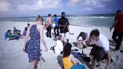 Cette scène sur la plage est filmée la nuit lors d'une pleine lune