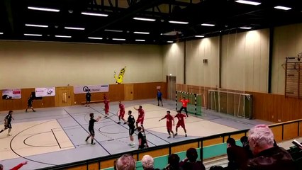 Tir dans le dos en pleine lucarne à 9m (handball)