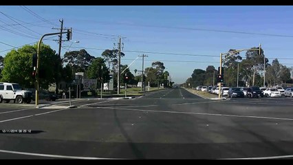 Un motard rate completement son virage a une intersection