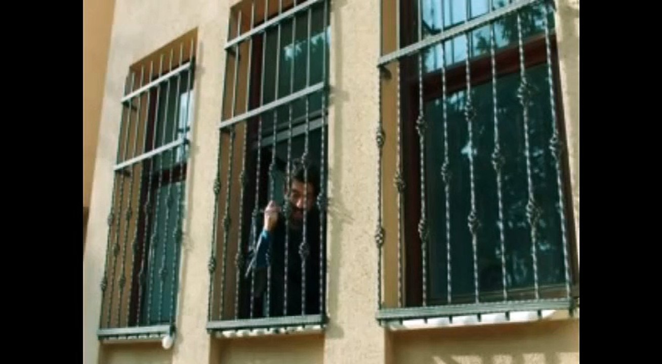 Kara Para Aşk/ Nezaretteki Elife Pencereden Duygulu Seslenişi