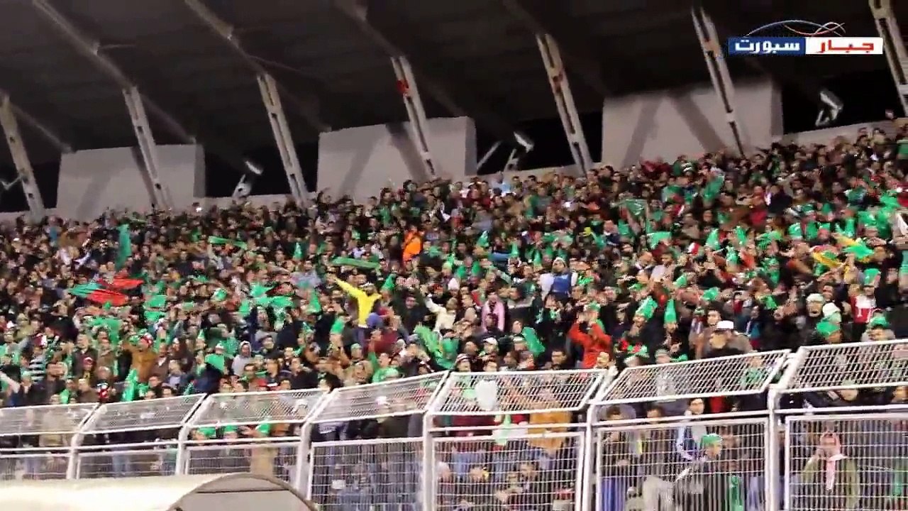 جماهير الوحدات تشعل المدرجات خلال كلاسيكو الكرة الأردنية