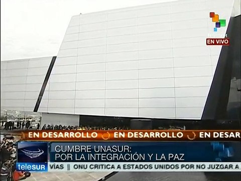 Cristina Fernández devela estatua de Néstor Kirchner en sede de UNASUR