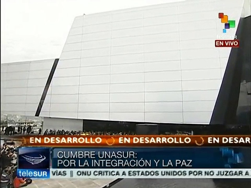 Cristina Fernández devela estatua de Néstor Kirchner en sede de UNASUR