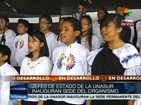 Un coro de niños canta en la inauguración de la sede de UNASUR