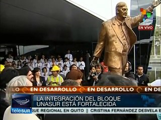 Argentina celebra estatua de Néstor Kirchner en sede de UNASUR