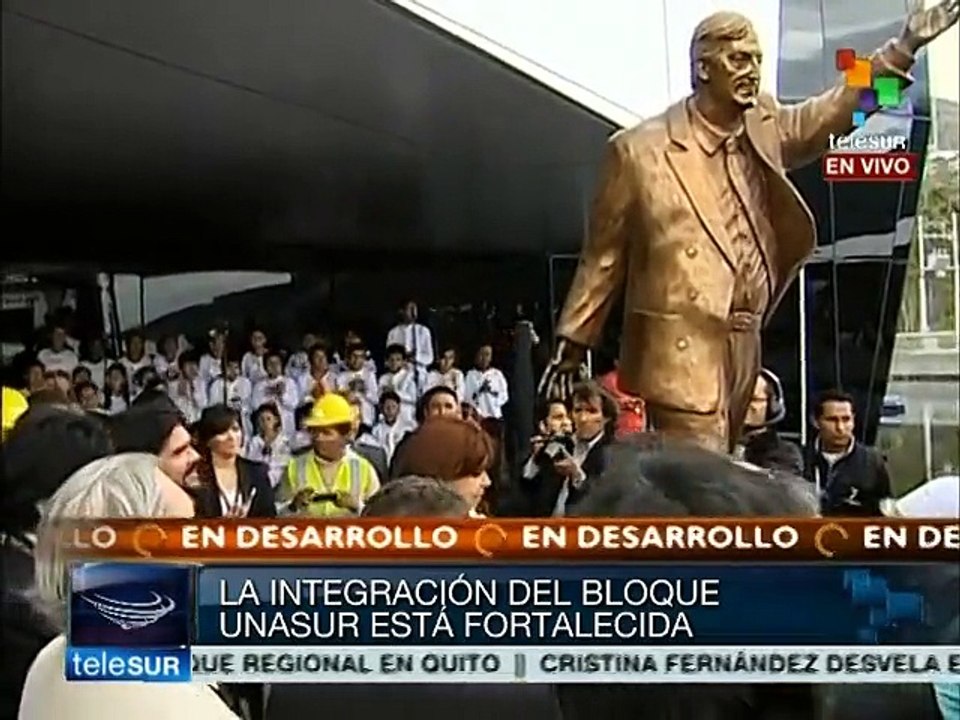 Argentina celebra estatua de Néstor Kirchner en sede de UNASUR