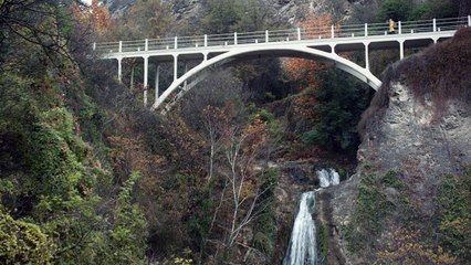 Çift ekranlı ilginç telefon YotaPhone 2