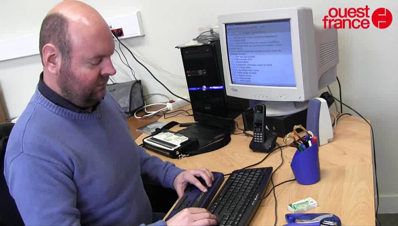 Aide DV apprend aux élèves aveugles à surfer sur Internet