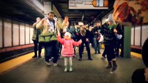 Une fillette met l'ambiance dans le métro à New York