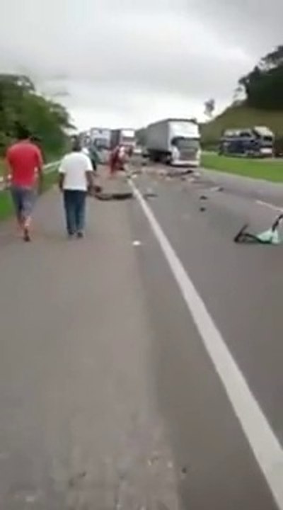 When a car carrying 220 Kg of cannabis crashes in a truck : packs of drug everywhere on the highway