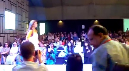 Mathira's TOP FELL DOWN at Fashion Pakistan Week 2012