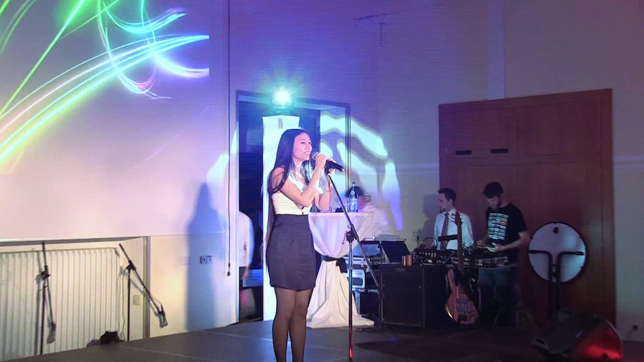 Kieu Trang ist als  Pop-Sängerin für  Deutsche Sportjugen Veranstaltung 5.12.2014 engagiert.