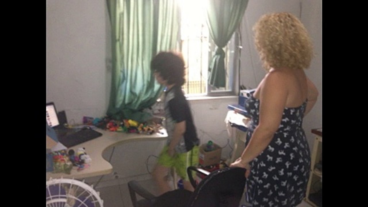 “Vamos jantar./ Jantar é ruim. Quero biscoito/ Come a sopa e não me irrita./ Ele come tudo.”