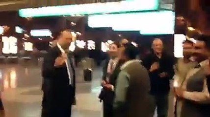 احسن اقبال کی ائر پورٹ پر نورے والی ہو گئی - Ex-PMLn Supporters Now in PTI‬