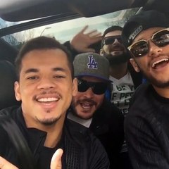 Neymar canta sucesso sertanejo