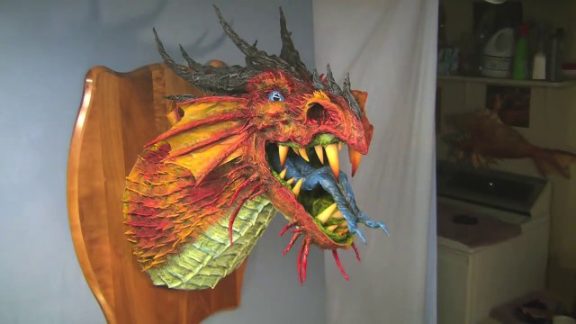 Dragon géant fait en papier mâché.