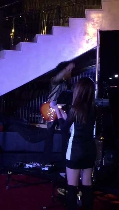 PRINCE grimpe sur scène et improvise un solo avec un Jazz band - Concert surprise!