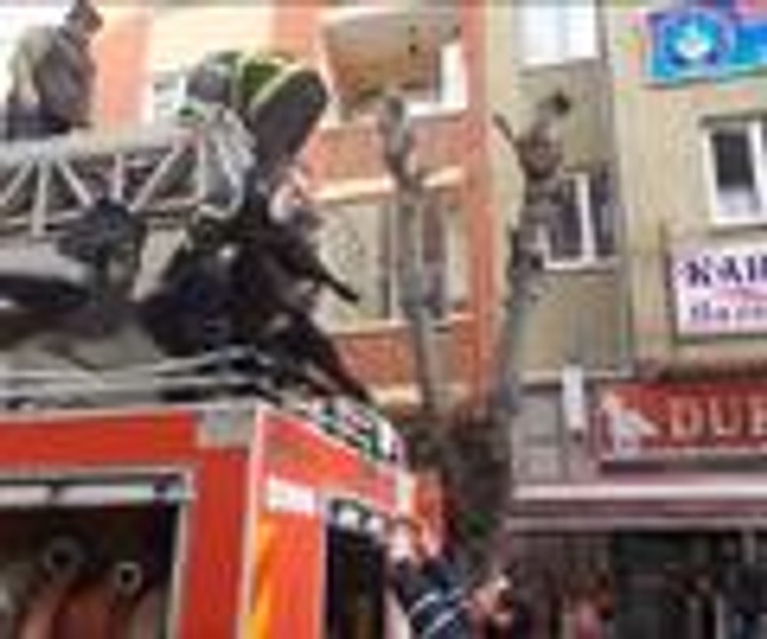 Çatıya çıkan keçiyi itfaiye kurtardı