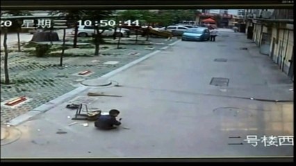 Un 4x4 roule sur un petit enfant chinois sans l'écraser