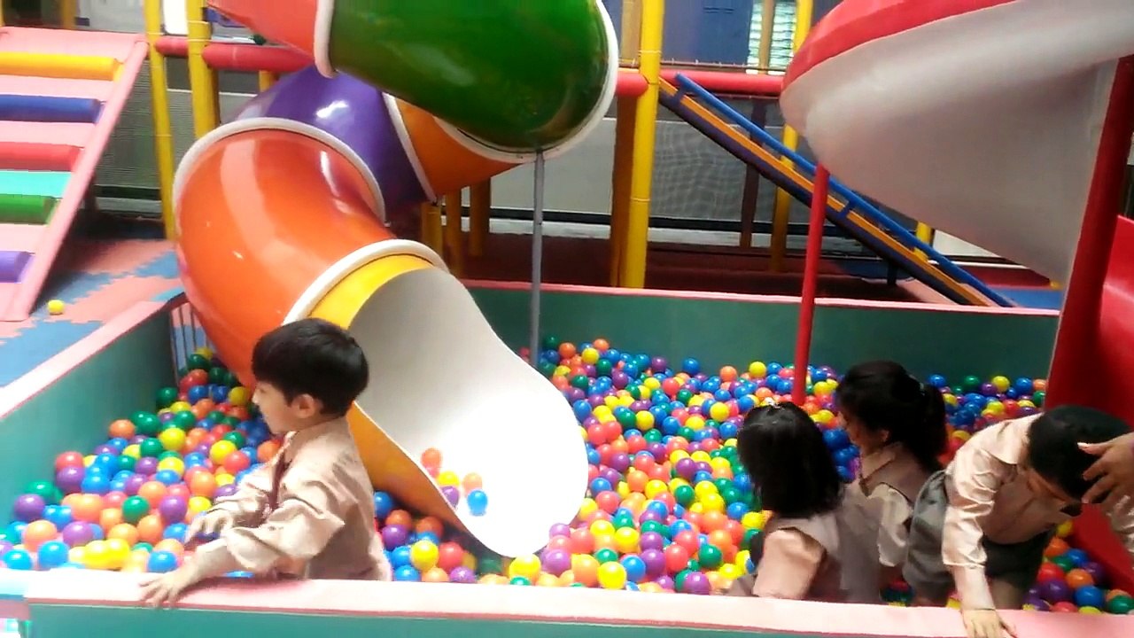 E 11 indoor childrens playing.
