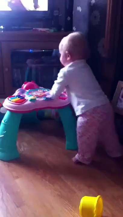 Annesinin Hapşırmasıyla Dağılan Bebek
