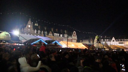 Cambrai: saint Nicolas descend en rappel de l'hôtel de ville