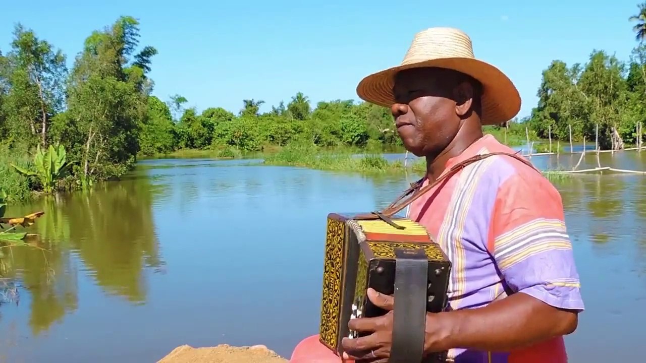 FAOUSIA  -  Amia joro  (gasy - malagasy)