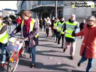 VIDEO. Tours: une chaîne humaine pour sauver le Bateau ivre
