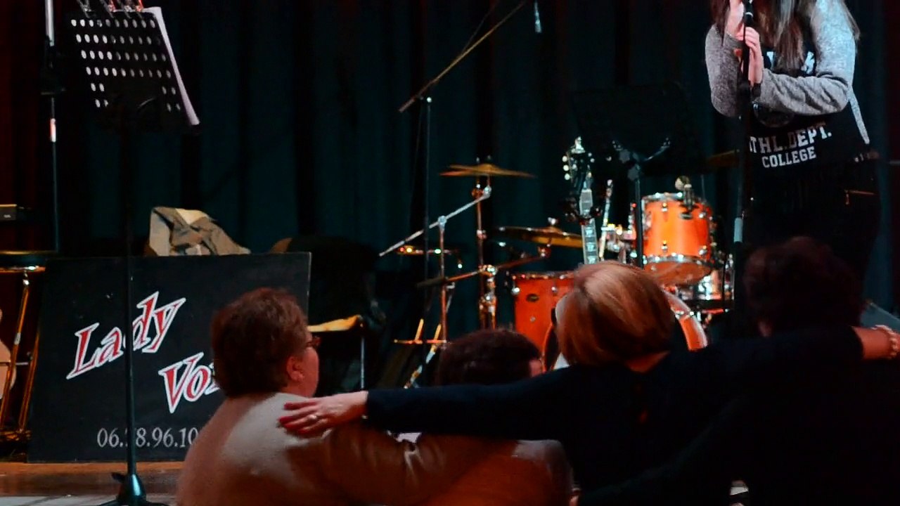 Lola Reva chante "la vie en rose" 05 12 2014
