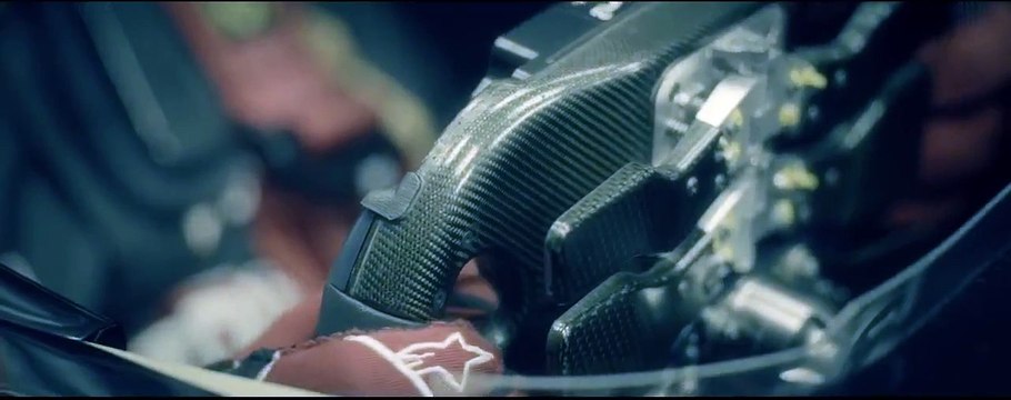 F1-Un camion fait un saut de 25m au-dessus d’une F1 HD