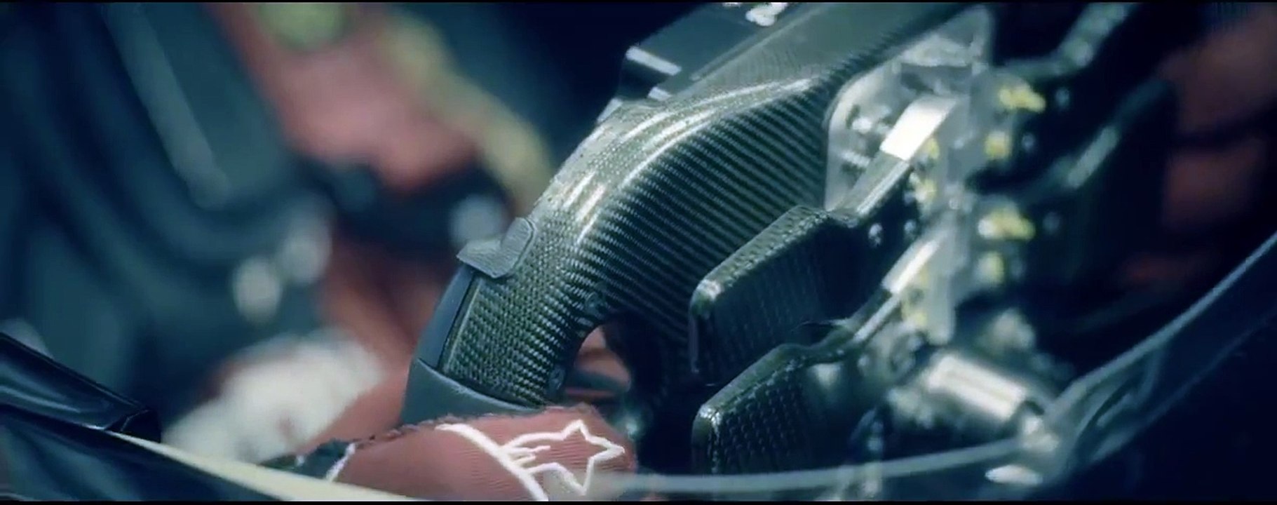 F1-Un camion fait un saut de 25m au-dessus d’une F1 HD