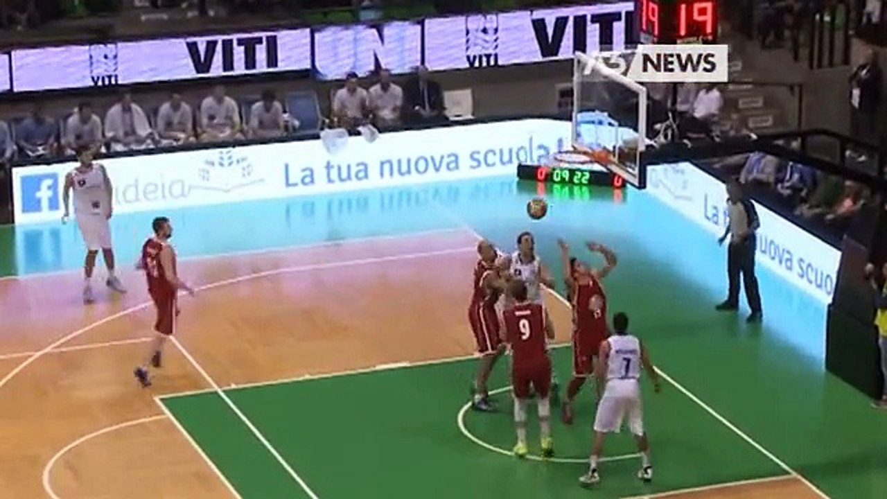 BASKET A  CANESTRO SOTTO L'ALBERO