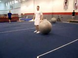 Un nouveau sport avec un swiss ball