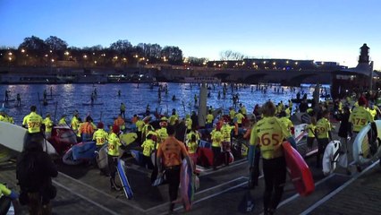 400 paddle board enthusiasts cross Paris on the Seine