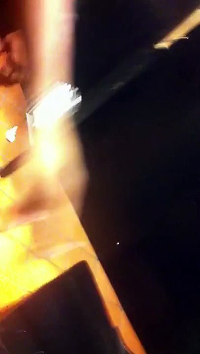 Un homme saoul coincé dans des toilettes