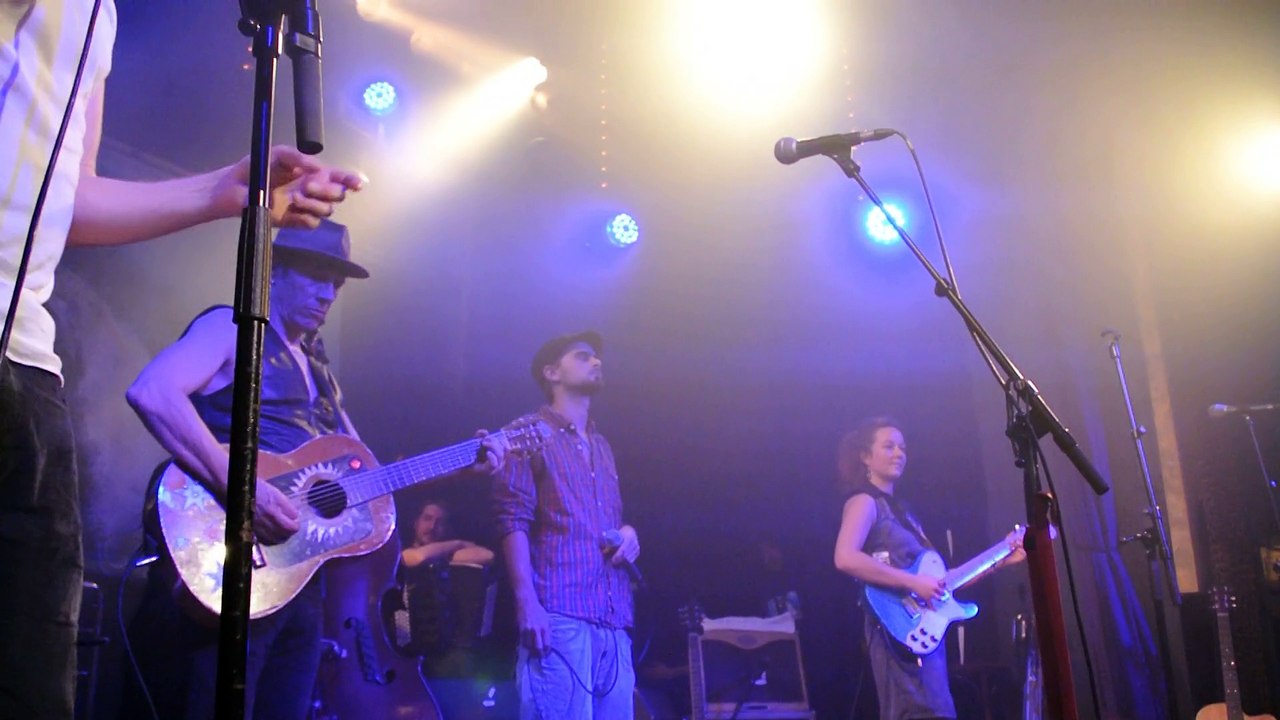 Les Hurlements d'Léo chantent Mano Solo avec La Cafetera Roja : "Barbes Clichy"