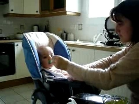 1er repas à la cuillère pour Noé