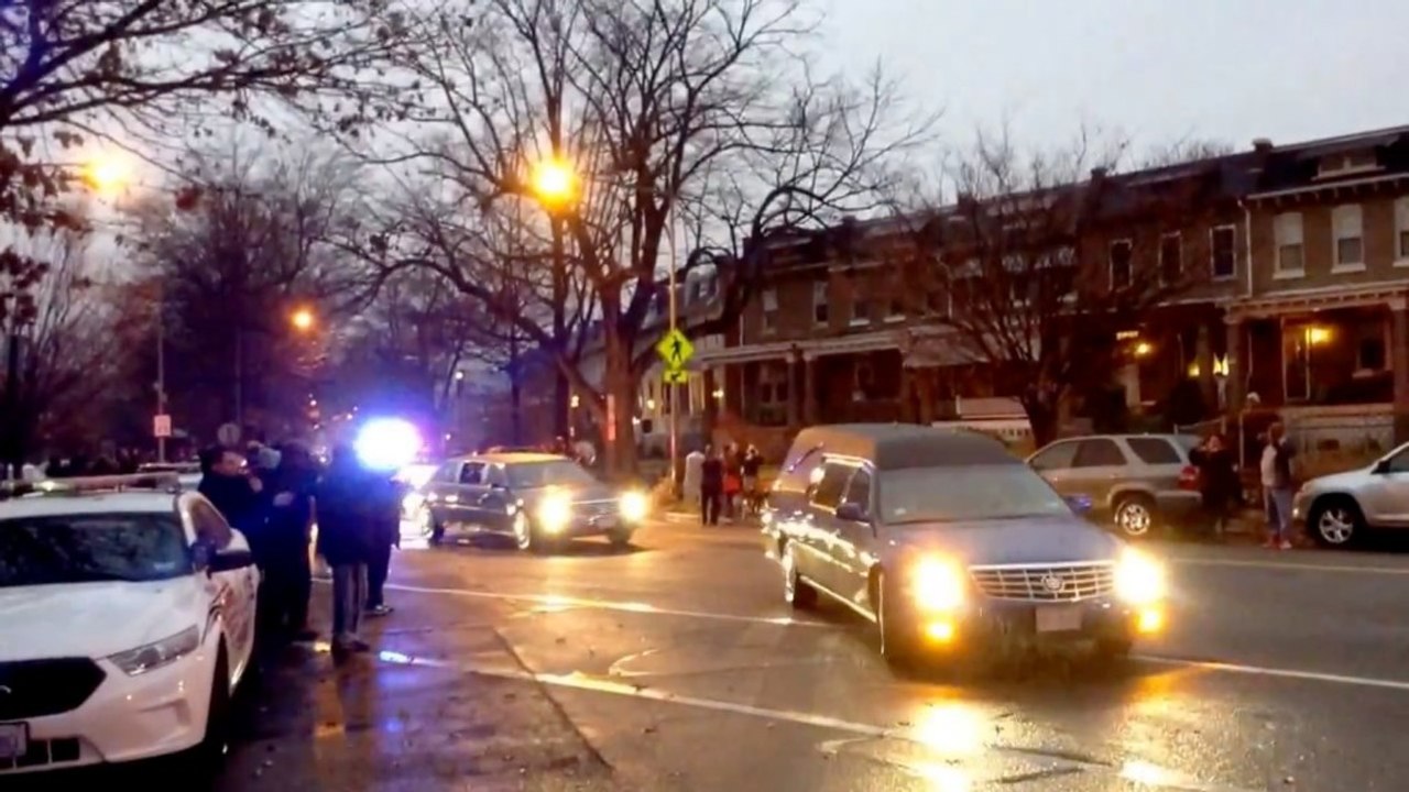 D.C. locals cheer Marion Barry motorcade arriving at cemetery