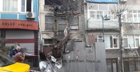 Şişli'de 100 Yıllık Bina, Aracın Üstüne Çöktü