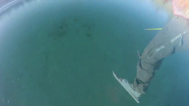 Patiner Lac gelé tellement clair et transparent qu'on voit les poissons au travers! Magique...