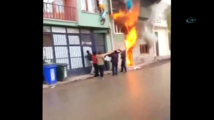Yanan evden son anda atladı